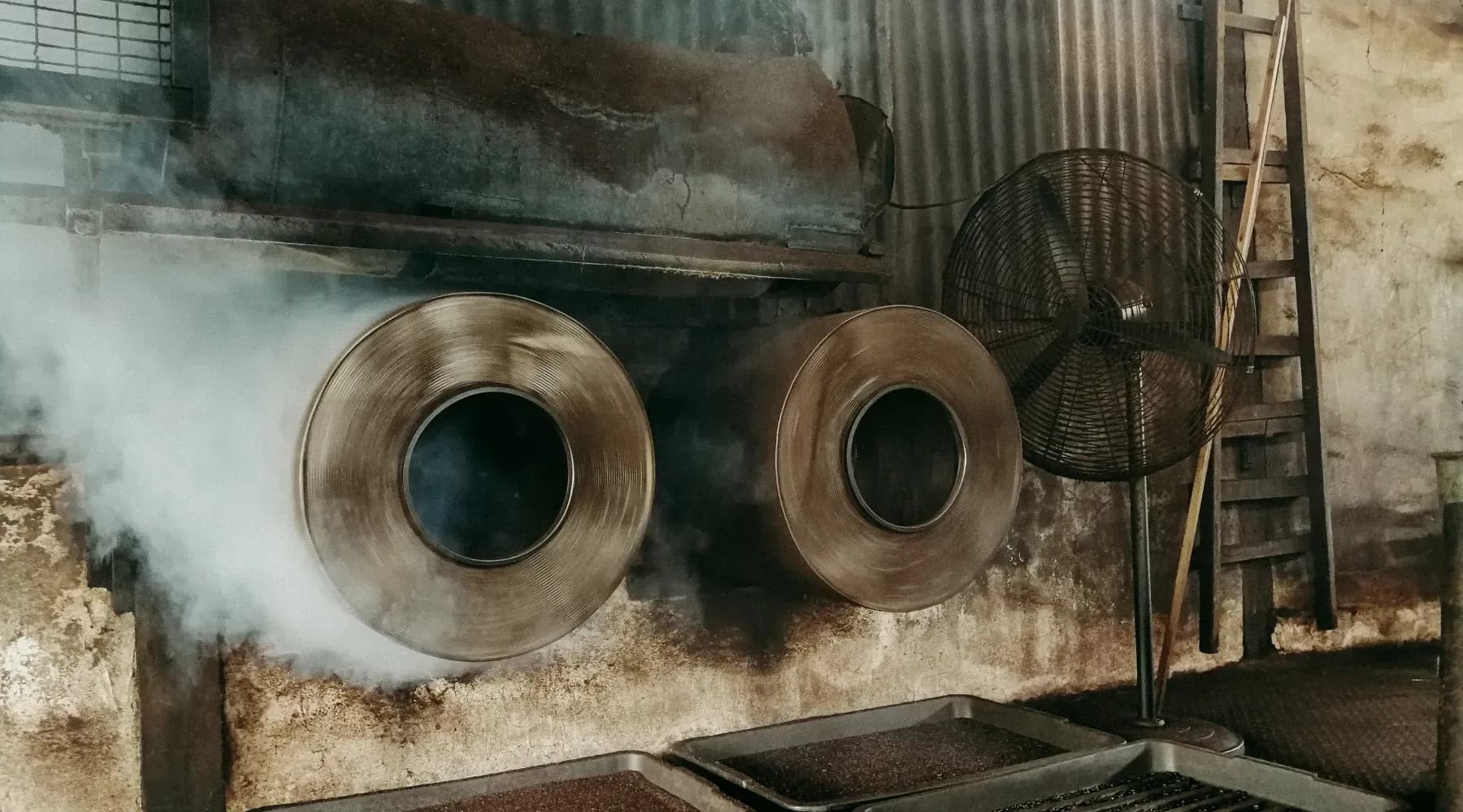 Fotografía donde se puede ver para qué se utiliza el vapor en la industria mediante aplanado de material plástico en rollos.