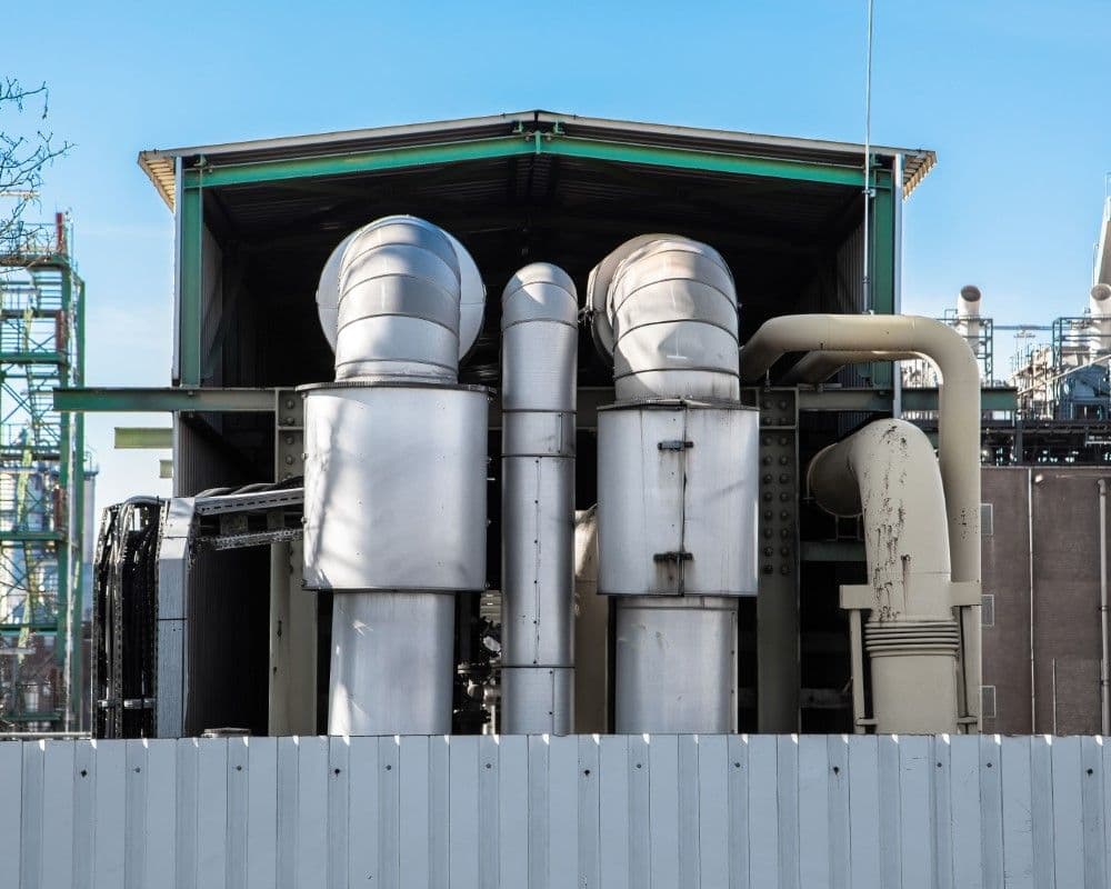 conjunto de tubos metalicos conectados a sistemas de cogeneración industrial.jpg